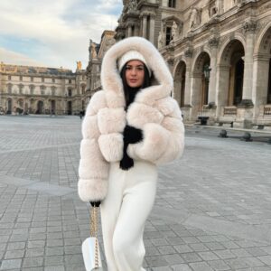 Kurzer Minimantel mit Kapuze – Elfenbein