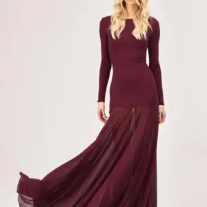 Langes Kleid mit Ärmeln