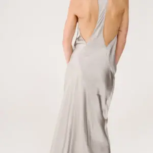 MATERIAL Seiden-Neckholderkleid