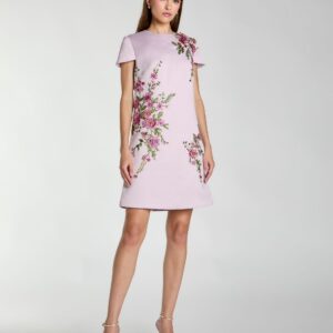Lila Minikleid aus besticktem Satin mit kurzen Ärmeln