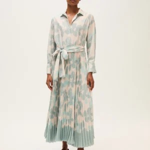 Langes Kleid mit Faltenrock und Gürtel