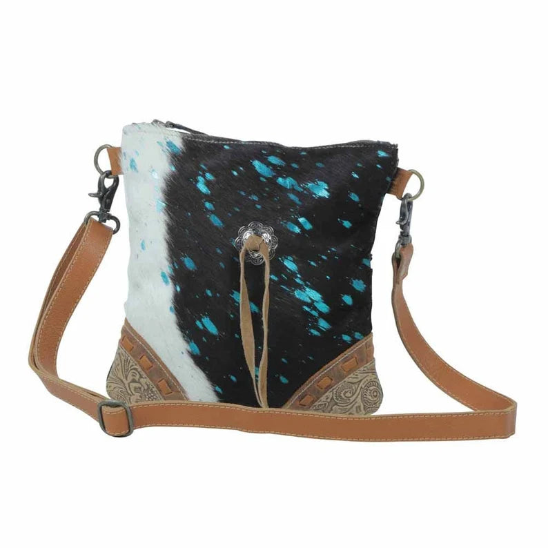 Wandertasche aus Leder und mit Fellbezug